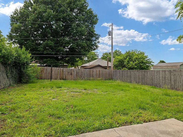 3749 N Pickwick Ave — Photo 4