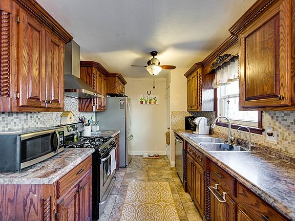4th image of 408 Douglas Dr