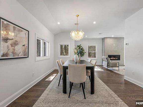 3rd image of 35 Lloyd Rd