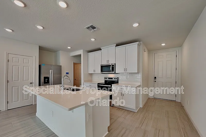 3 bed, 2.5 bath, 1976 sqft, $2,299 — Photo 3