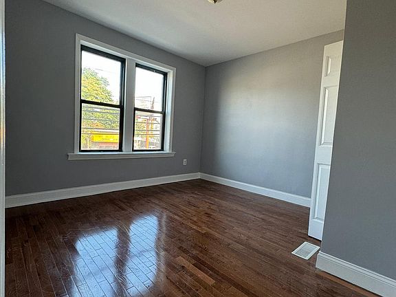5th image of 702 Chancellor Ave #202