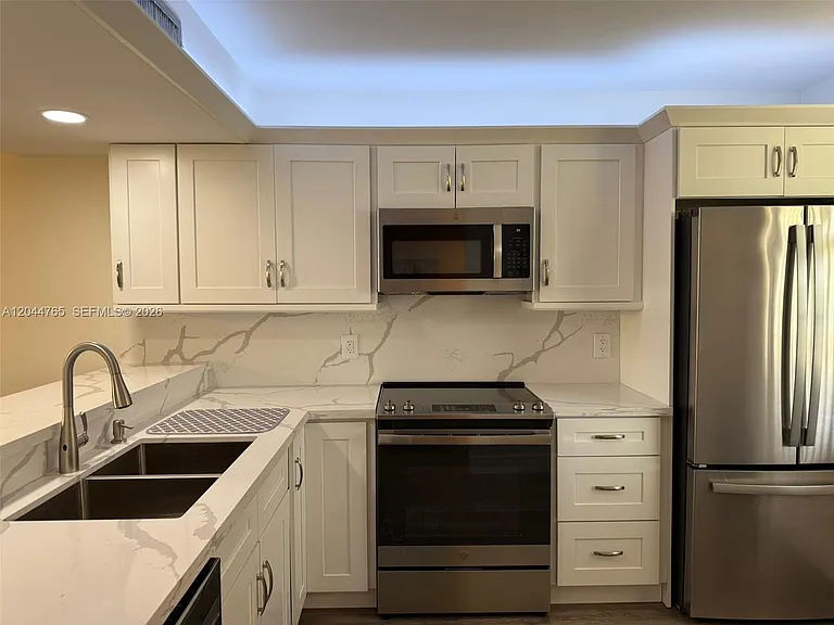 1705 Whitehall Dr #403 — Photo 16
