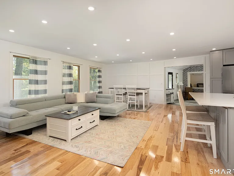 9 Woodcrest Ln — Photo 3