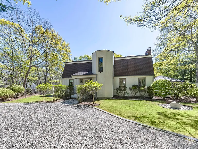 11 Sandown Ct — Photo 2