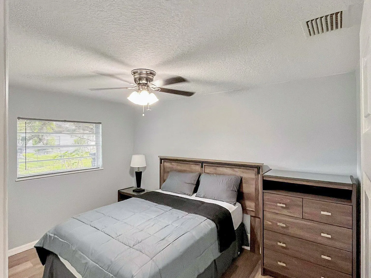 4 bed, 1.0 bath, 993 sqft, $1,044 — Photo 1
