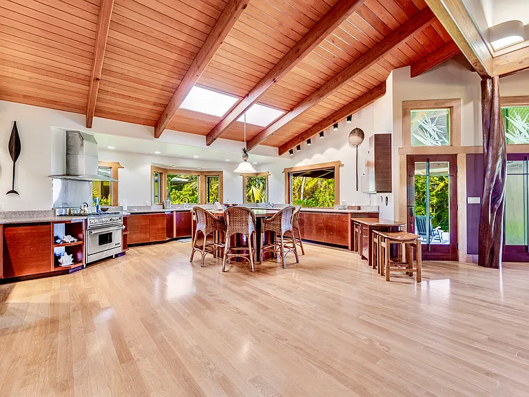 Expansive kitchen