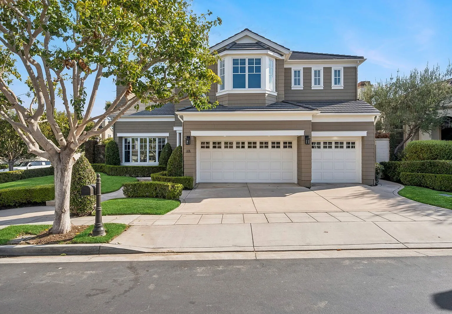 5 bed, 4.5 bath, 3588 sqft, $20,000 — Photo 2