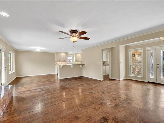 5th image of 2807 W Royal Oaks Rd