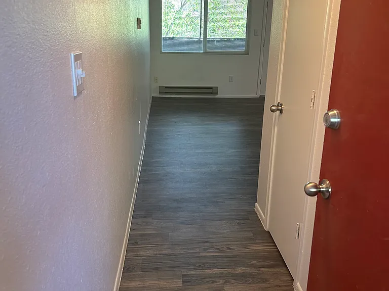 Modern 450 SF Updated Apts w/ Balconies in Ridgecrest — Photo 22