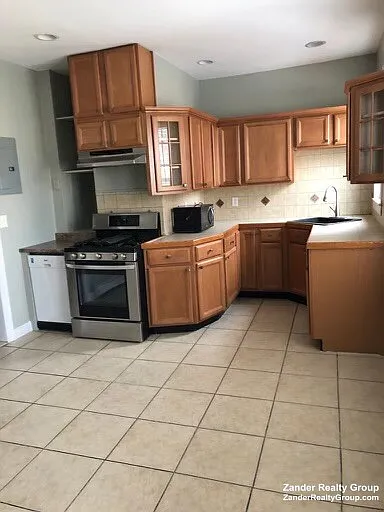 3 bed, 1.0 bath, $3,500 — Photo 2
