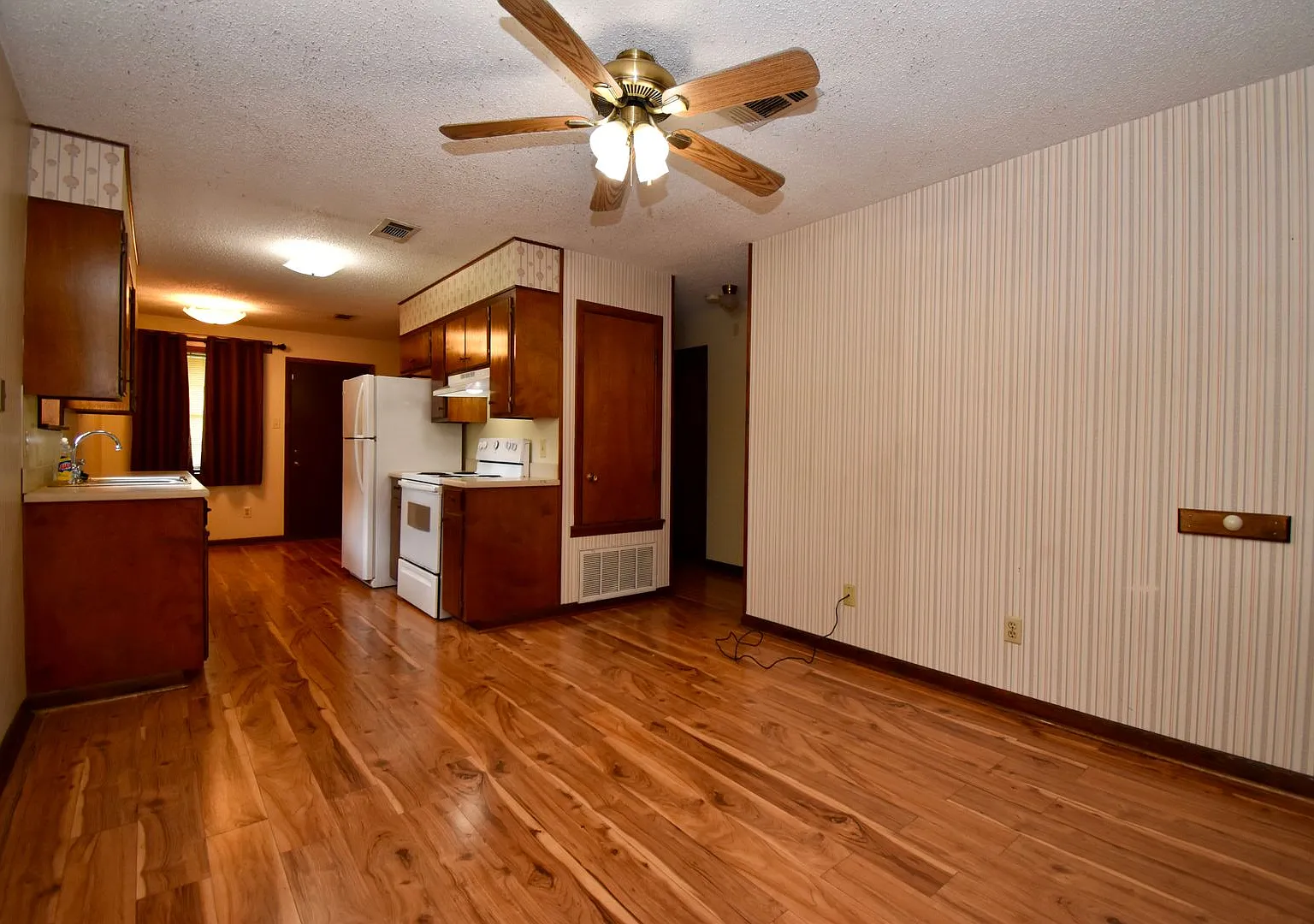 2 Bed 1 Bath Apartment — Photo 4