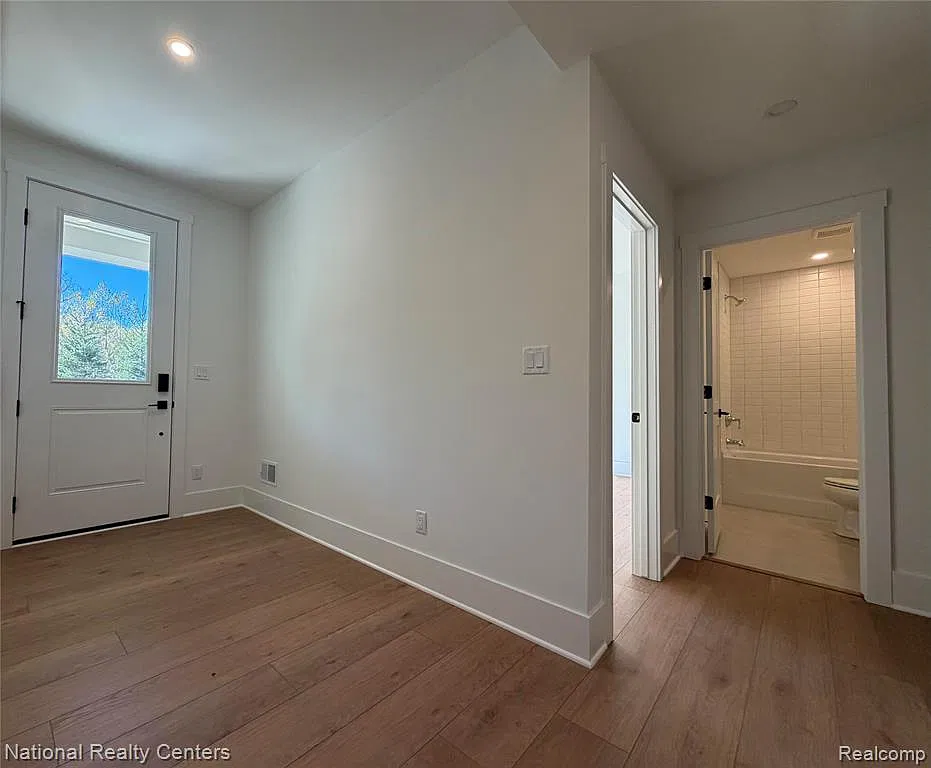 3 bed, 3.5 bath, 2135 sqft, $5,400 — Photo 4