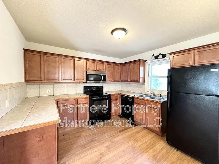 1140 W Hendrix St — Photo 4