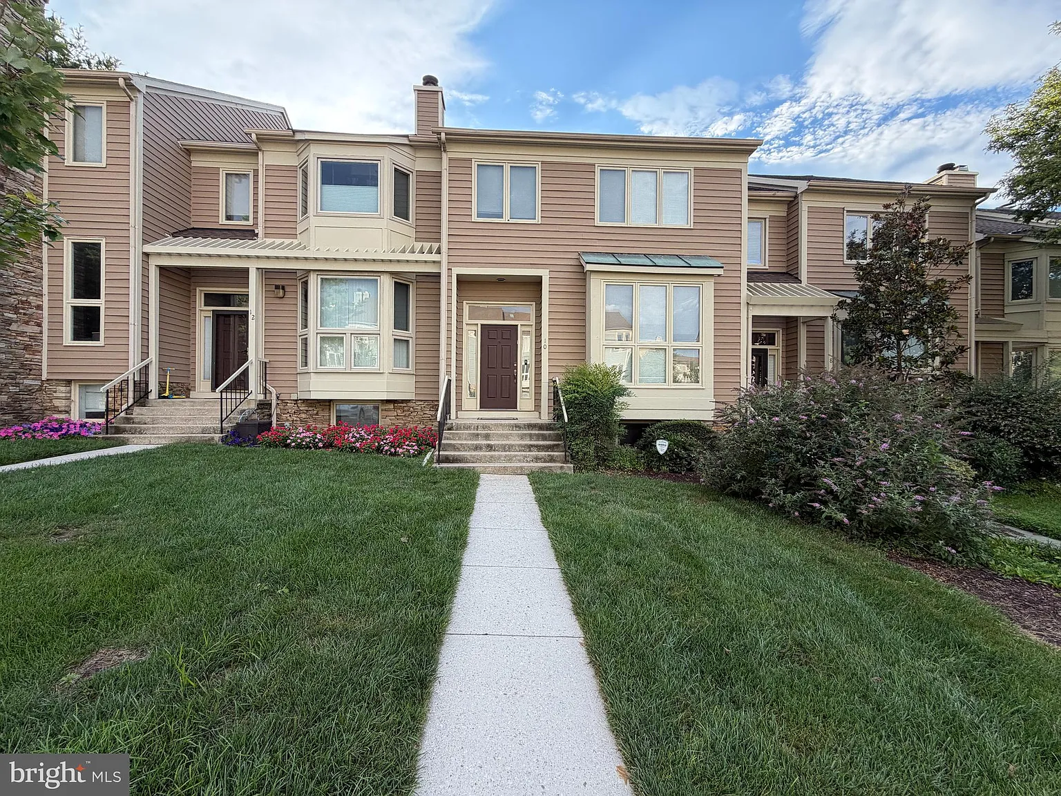 4 bed, 3.5 bath, 2274 sqft, $3,100 — Photo 1