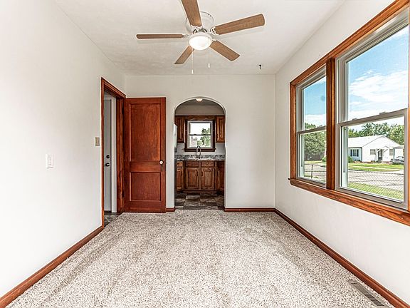 5th image of 700 W Crawford Ave