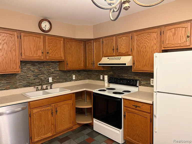 982 N Adams Rd #4 — Photo 10