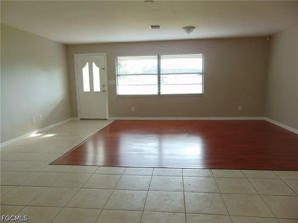 3 bed, 2.0 bath, 1405 sqft, $1,600 — Photo 3