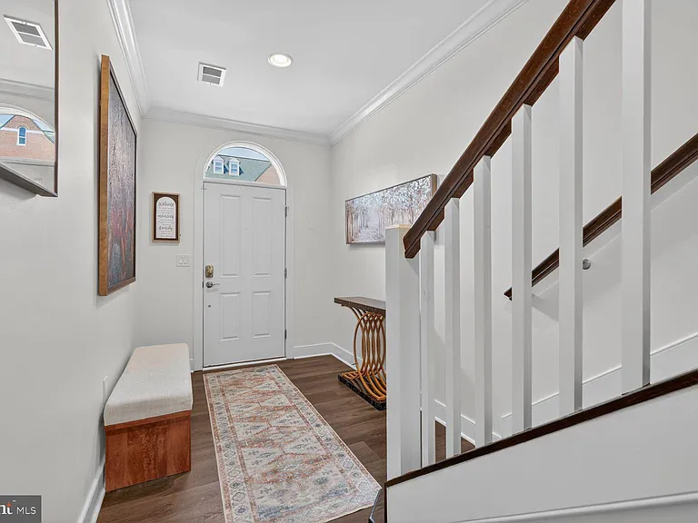 619 E Custis Ave — Photo 3