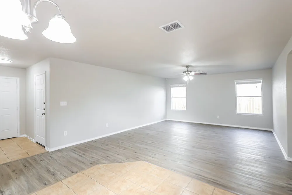 4 bed, 3.0 bath, 2044 sqft, $2,105 — Photo 4