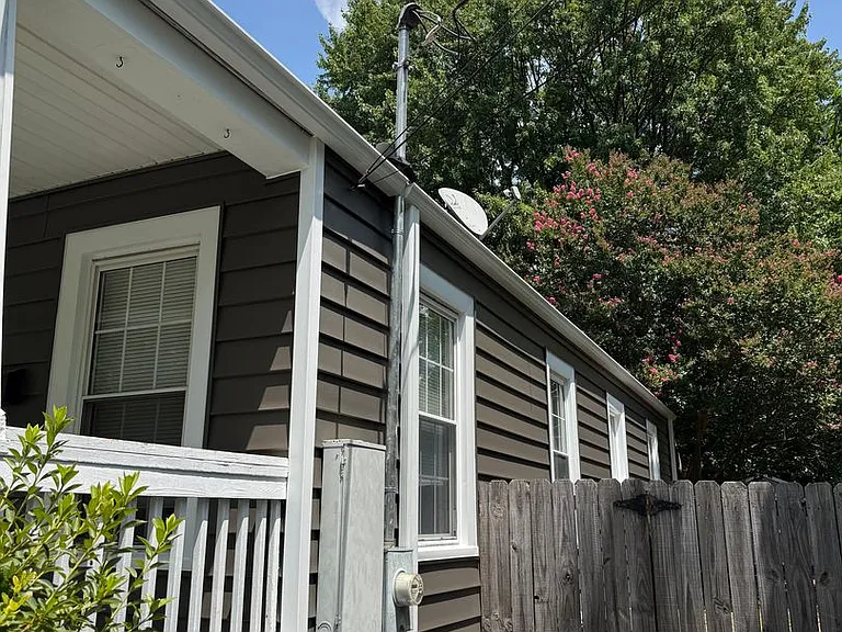 1724 Hawthorne Ln — Photo 2