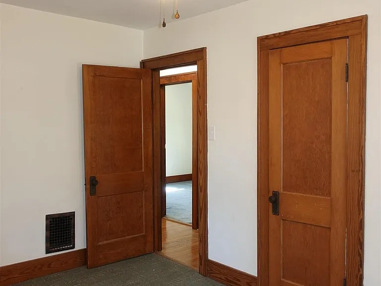914 E Losey St — Photo 9