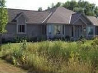 W243N2237 Deer Park Dr, Pewaukee, WI 53072