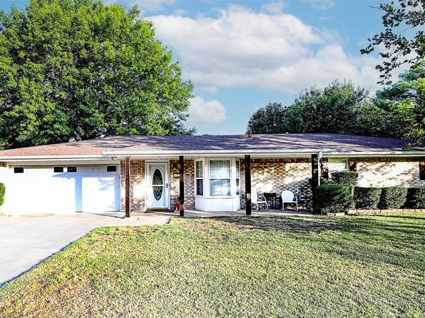 502 Gallia St, Bowie, TX 76230