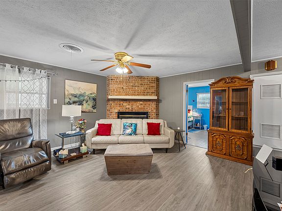 3rd image of 225 Sunset Blvd