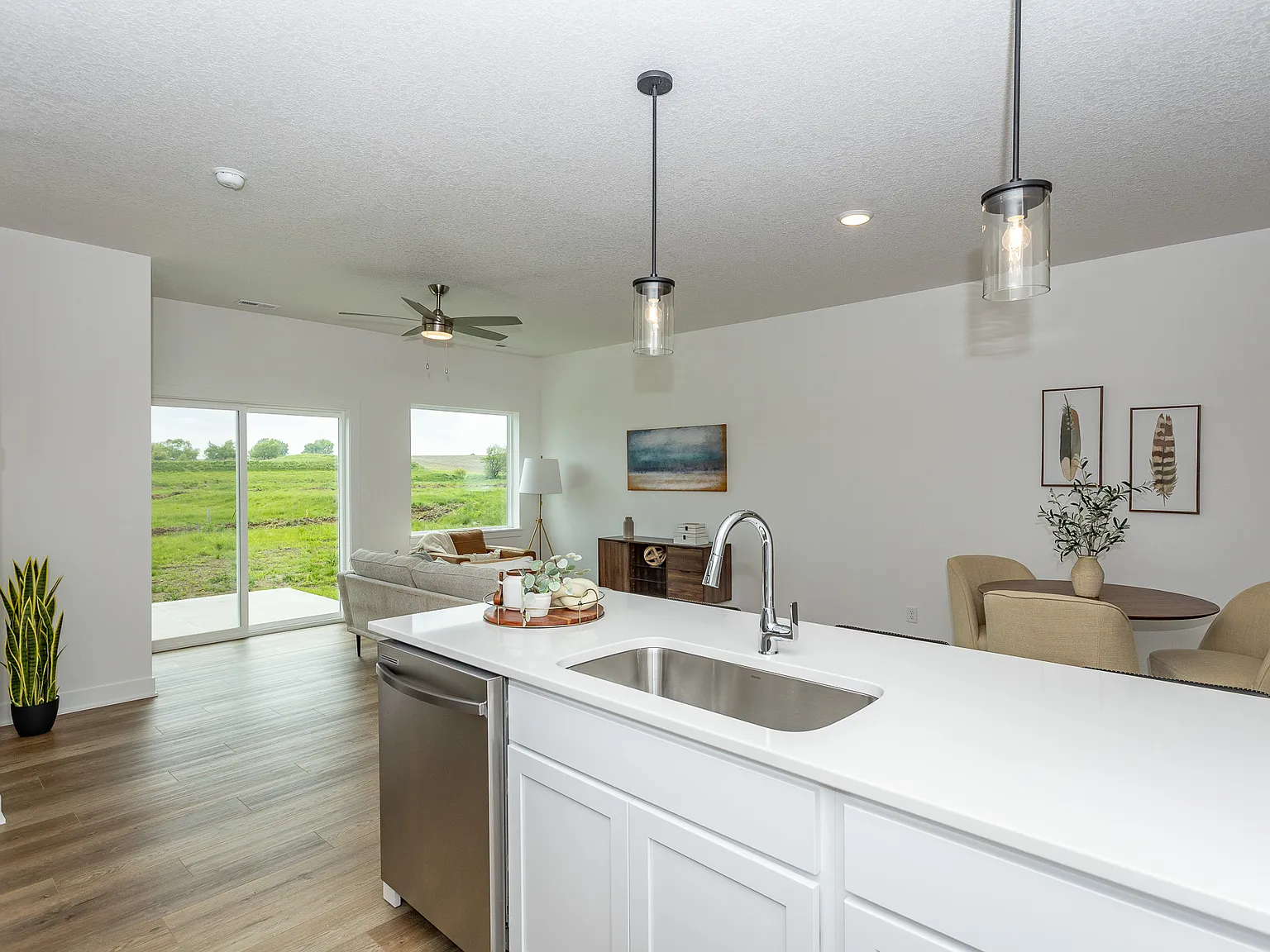 3 bed, 1465 sqft, $1,965 — Photo 3