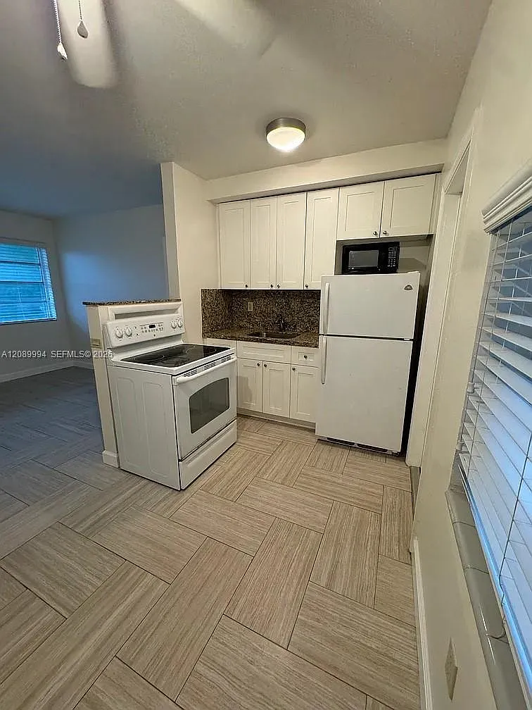 Biscayne Court — Photo 4