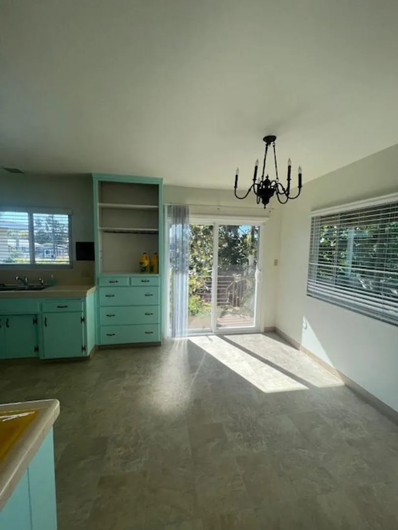 2 Bedroom-1 Bathroom Single Story Apartment on 2nd floor in Hillcrest/Mission Hills community. — Photo 1