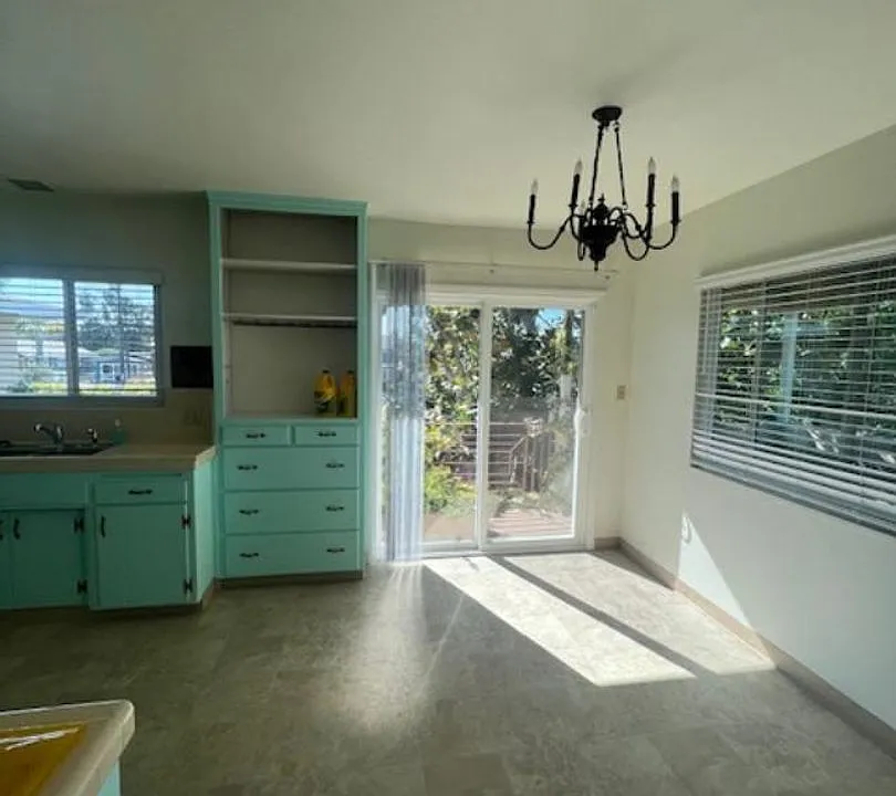 2 Bedroom-1 Bathroom Single Story Apartment on 2nd floor in Hillcrest/Mission Hills community.