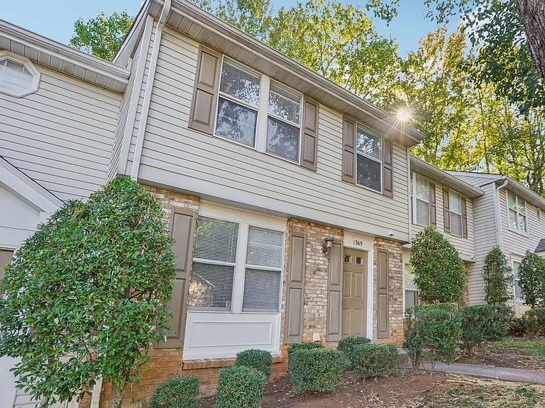 1369 Maple Shade Ln — Photo 2