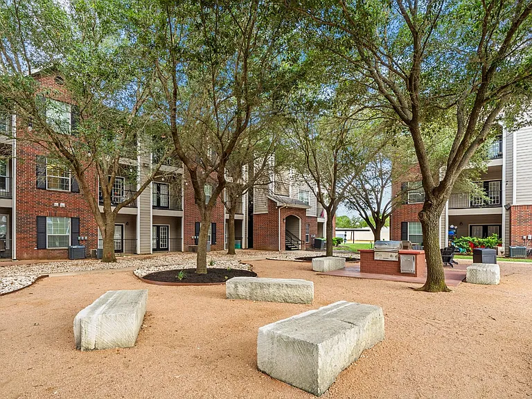 Savannah Club — Photo 34