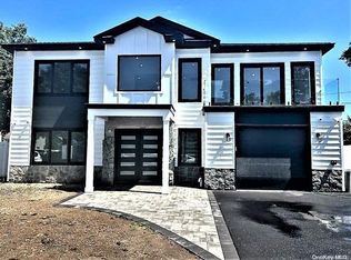 11 Crabtree Ln, Levittown, NY 11756