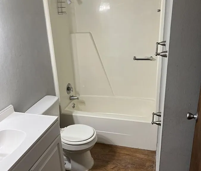 406 Amhurst Dr — Photo 3