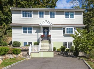 8 Lee Gray Ct, Glen Cove, NY 11542