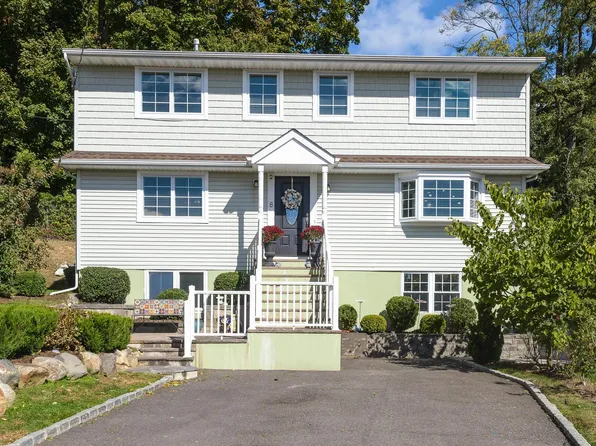 8 Lee Gray Court, Glen Cove, NY 11542