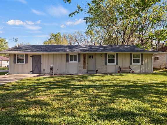 2nd image of 2829 E Monroe Circle