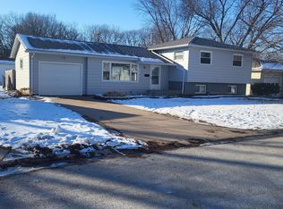 1744 Elmwood Dr, Bettendorf, IA 52722