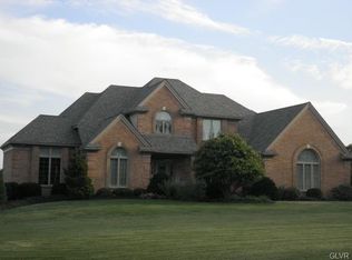 2083 Wooded Ridge Cir, Fogelsville, PA 18051