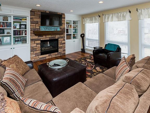 3rd image of 9816 Newport Vista Dr