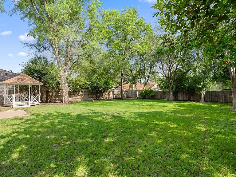 11811 Carshalton Dr — Photo 32