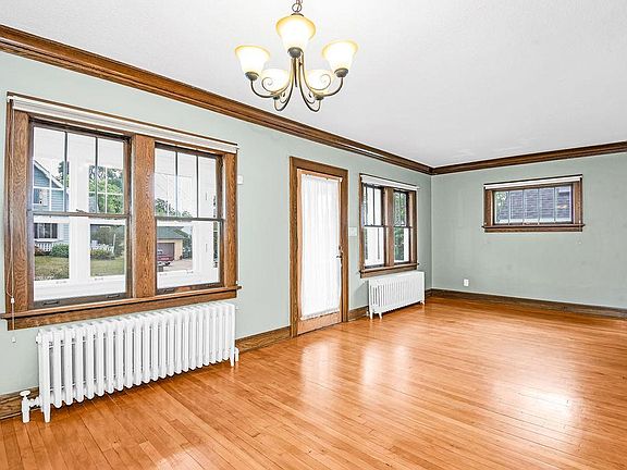 4th image of 1013 N 10th Ave E