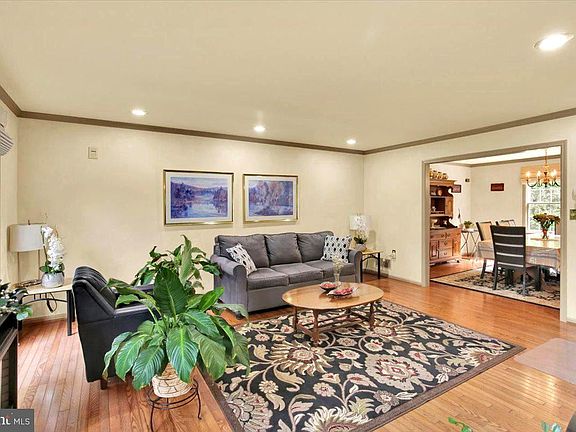 3rd image of 5 Chelsea Cir