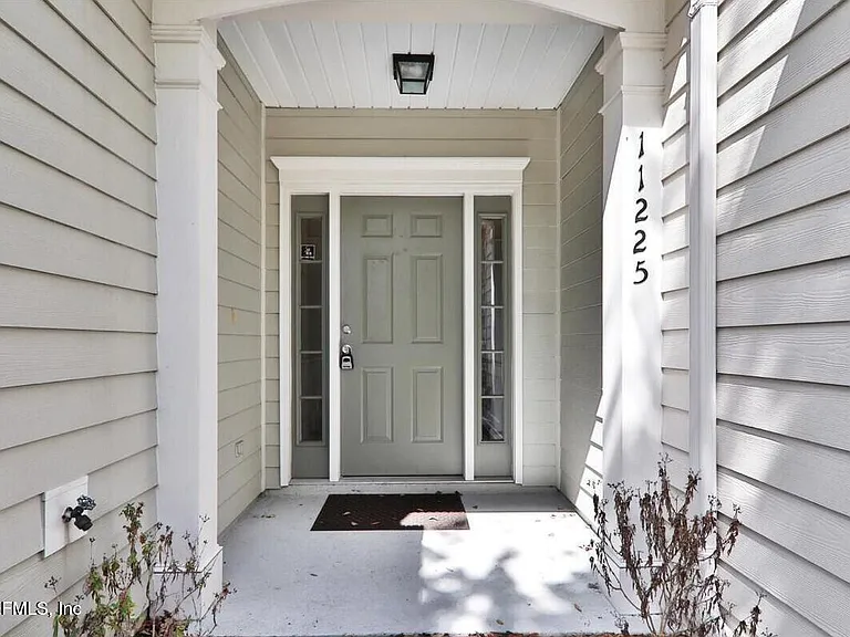 11225 N Castlemain Cir — Photo 3