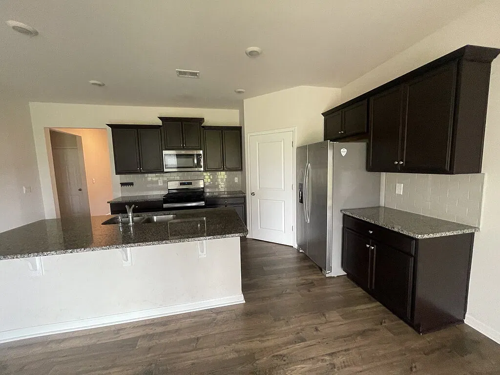 4 bed, 2.5 bath, 1764 sqft, $2,350 — Photo 4