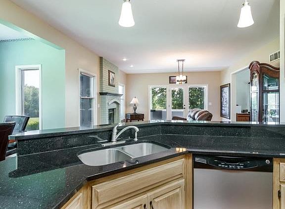 5th image of 15925 Country Ln