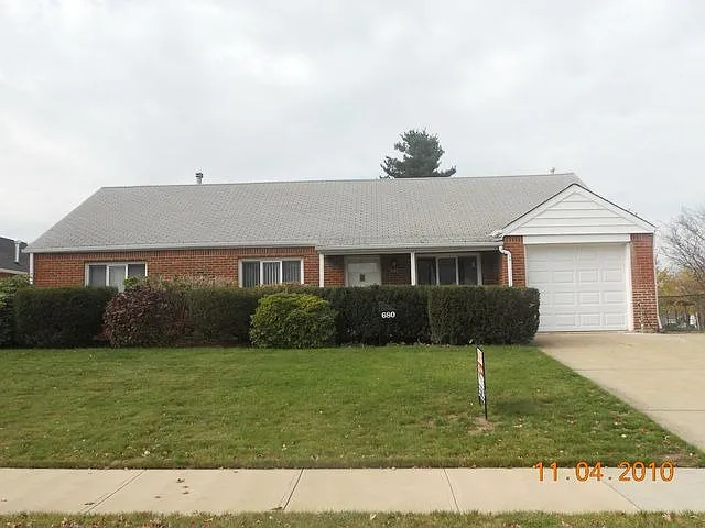 680 Willow Dr photo 1