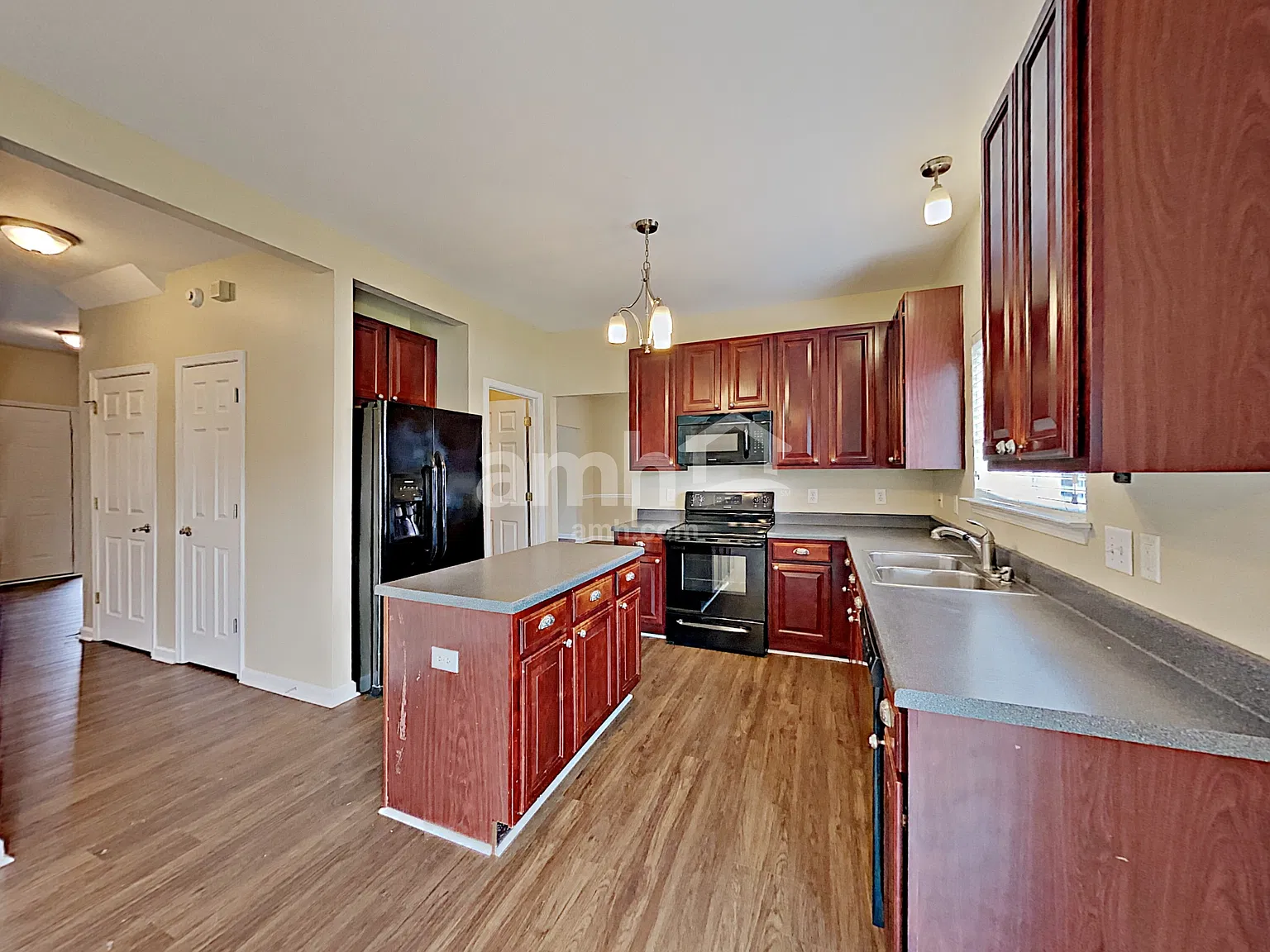 4 bed, 2.5 bath, 3529 sqft, $3,200 — Photo 3